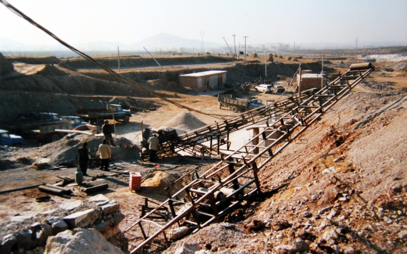 1994年，設(shè)立順達冶金原料廠走上實業(yè)報國之路