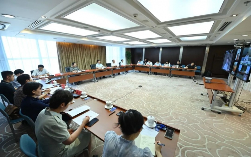 中國民營經(jīng)濟(jì)研究會舉行半年度經(jīng)濟(jì)形勢分析會 榮程集團(tuán)董事會主席張榮華出席并作重點發(fā)言