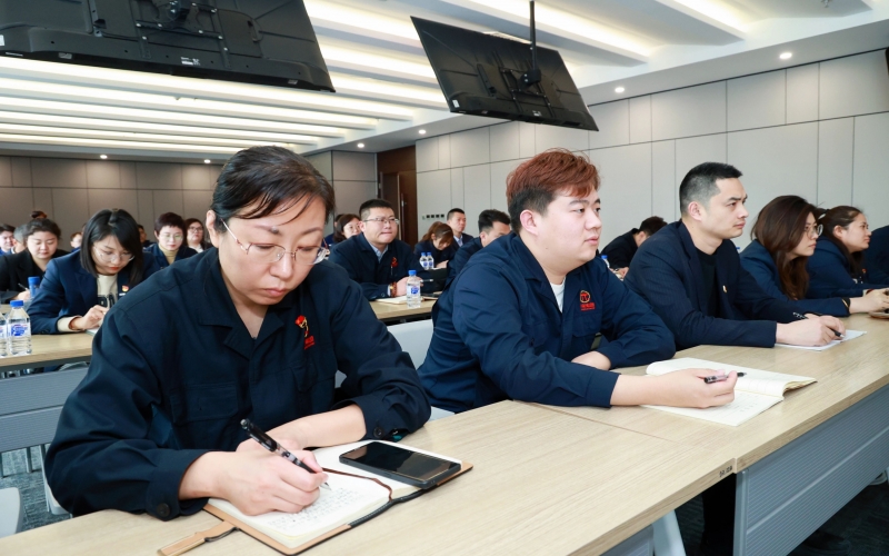 榮程集團舉行深入學(xué)習(xí)貫徹民營企業(yè)座談會和全國兩會精神宣講報告會