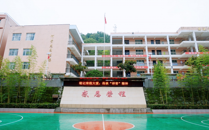 十七年深情伴成長，十五載回訪續(xù)華章 —— 榮程集團(tuán)董事會主席張榮華一行回訪略陽榮程中學(xué)