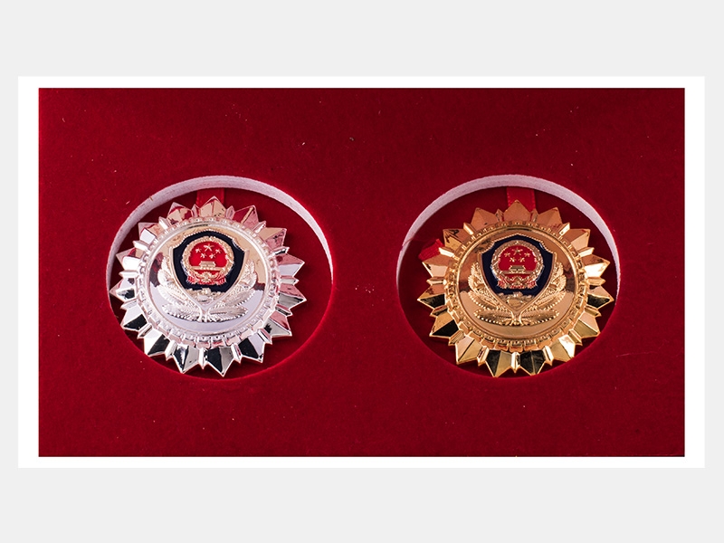 感謝您對天津公安工作的支持幫助（金銀榮譽(yù)章各一枚）